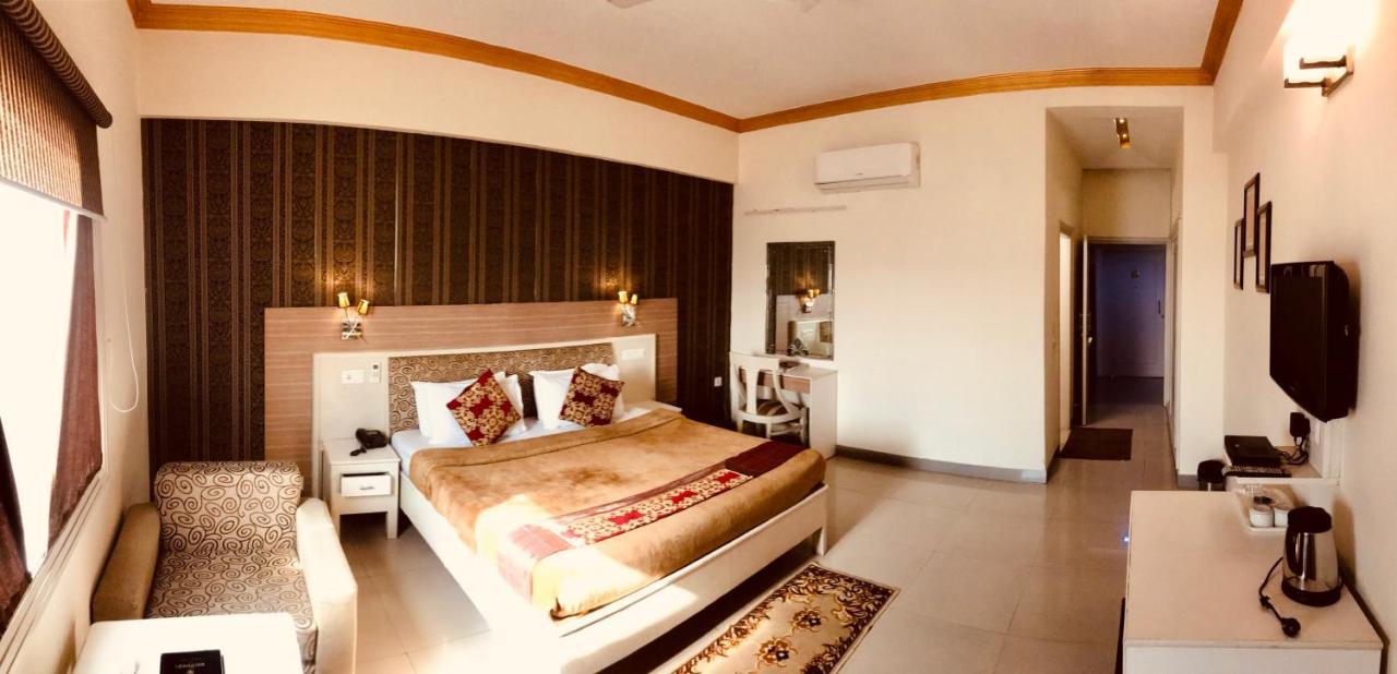 Hotel Chevron Klassik Ludhiana Luaran gambar